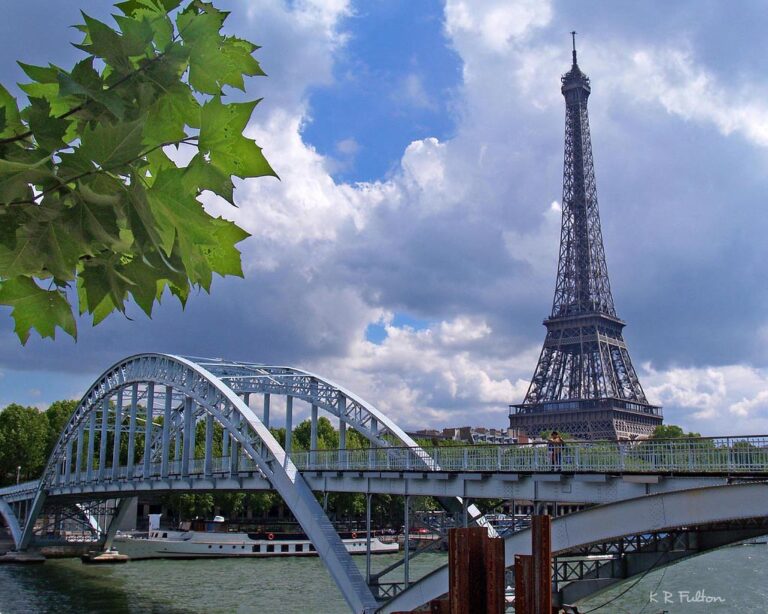 A picture of the Eiffel Tower